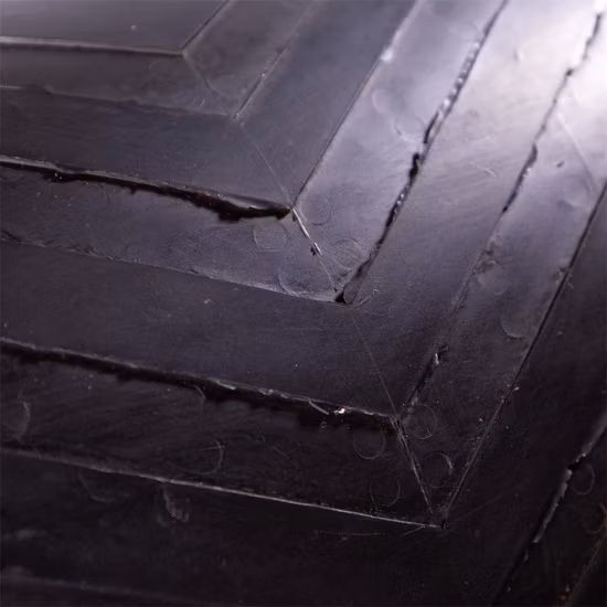 Fournisseur de courroies en Chine Bande transporteuse en caoutchouc à motifs noirs Chevron Industrial